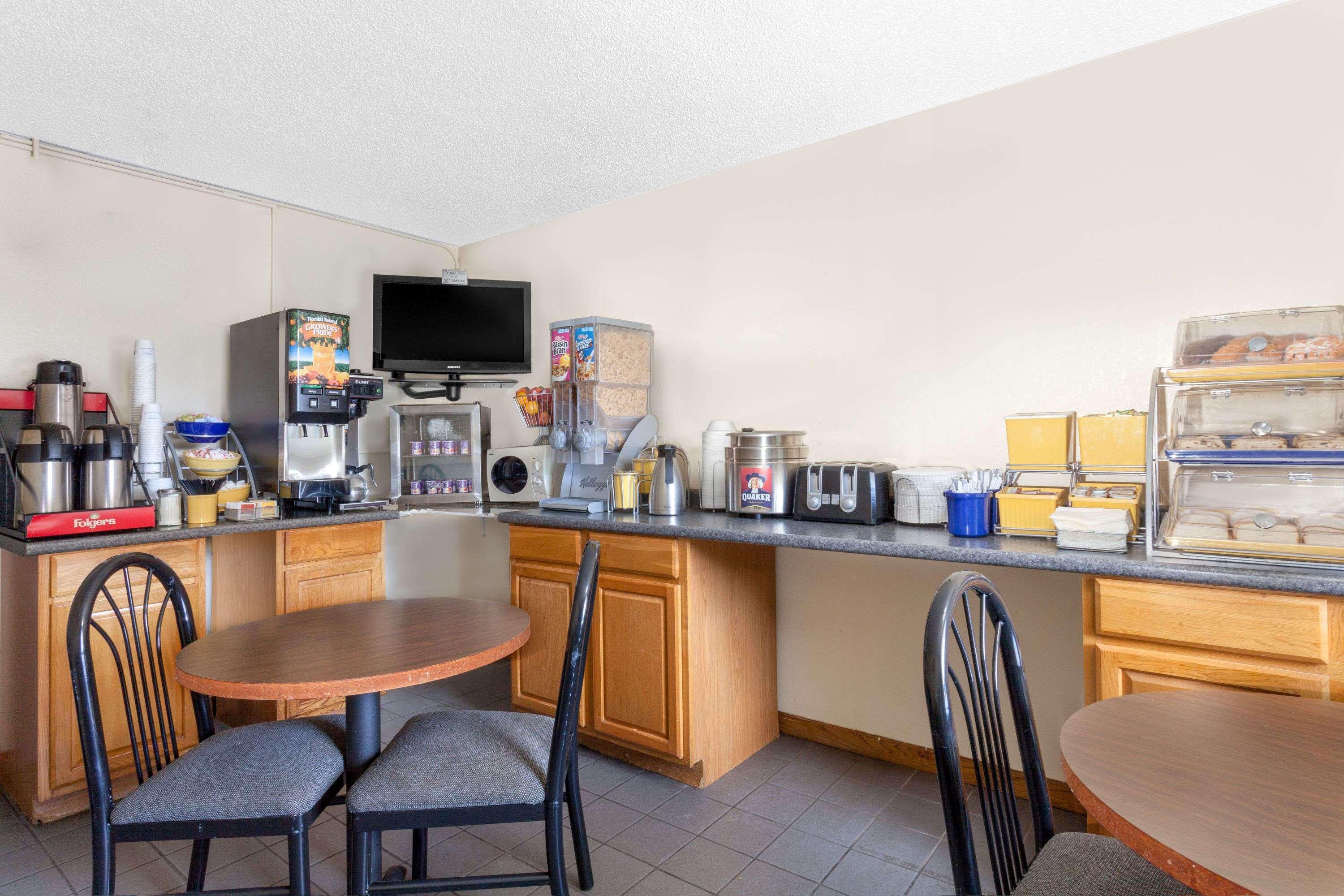Days Inn By Wyndham Columbia Ne Fort Jackson Dış mekan fotoğraf