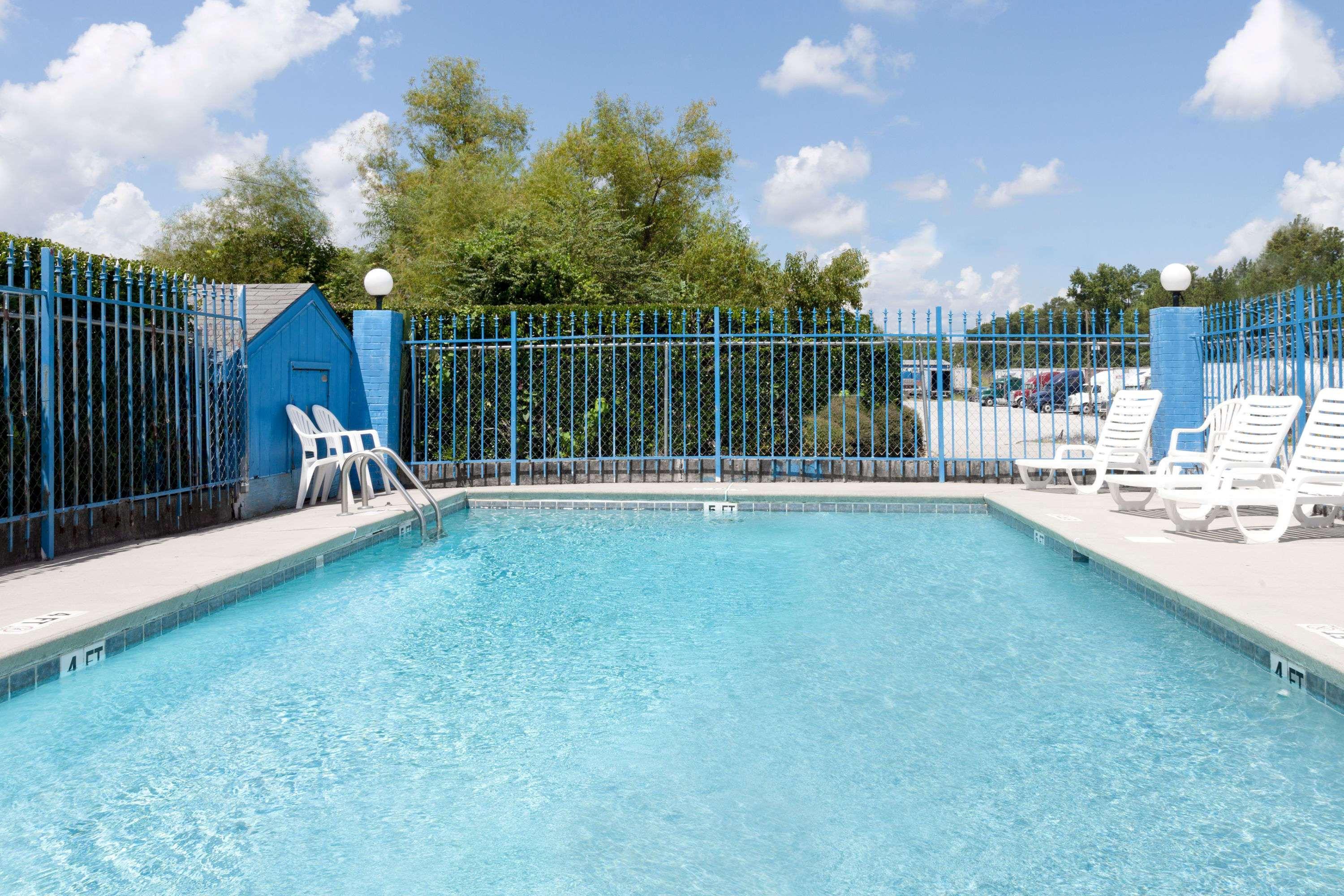 Days Inn By Wyndham Columbia Ne Fort Jackson Dış mekan fotoğraf