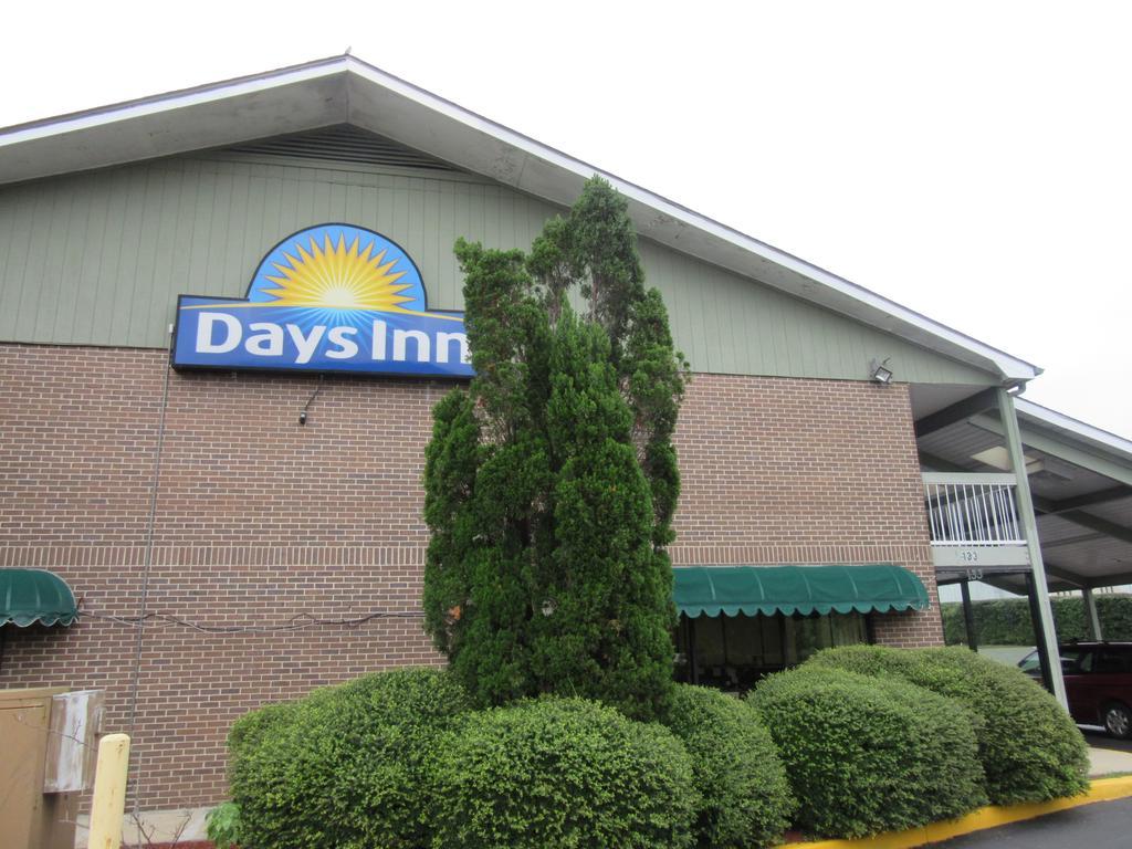Days Inn By Wyndham Columbia Ne Fort Jackson Dış mekan fotoğraf
