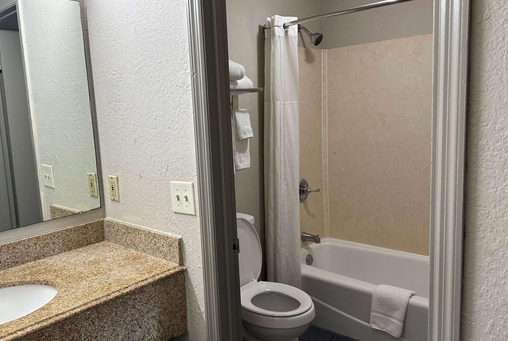 Days Inn By Wyndham Columbia Ne Fort Jackson Dış mekan fotoğraf